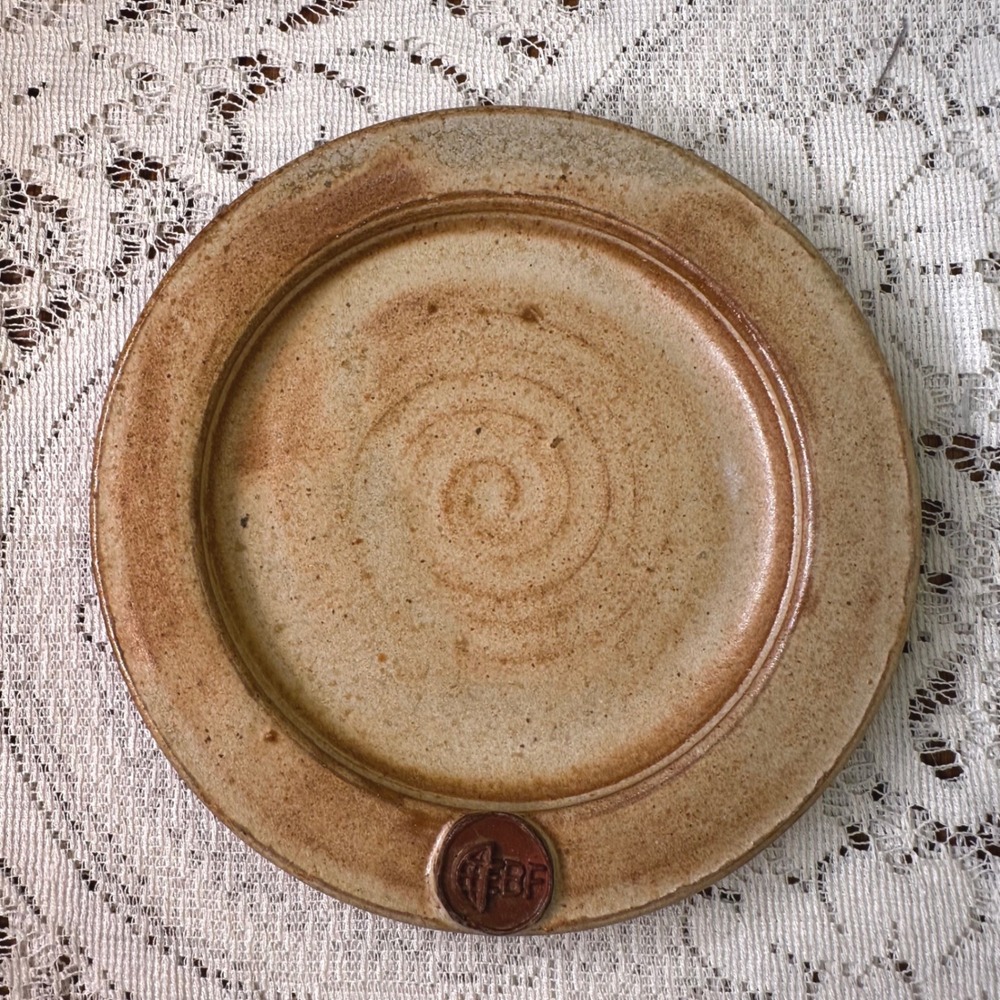 SYNAR Studio Pottery Hand Thrown Plate Brown Tan Glazed BF Medallion 7.5 Inch